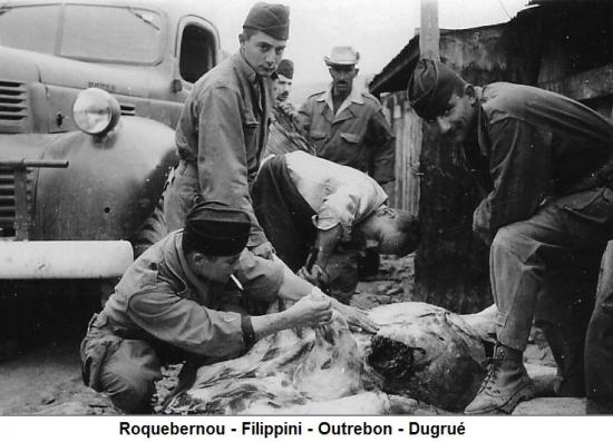 Dépeçage d'un sanglier par des soldats du poste Ain Mimoun Khenchela