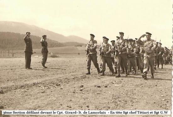 L134 3eme section harkis 6 devant le cpt Girard le Lt Lamorlaix en tête le sgt chef Tétiard  et le st G.M  KAIS
