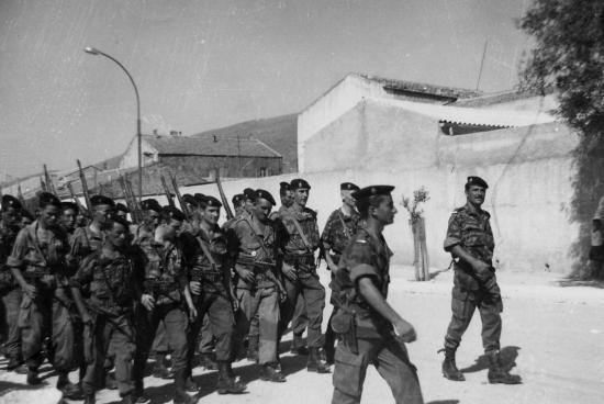 La vie au commando   Pour le défilé à Kenchéla. A droite l'Adjudat-Chef CHAVEROCHE, S-Lieut. KOULINSKI, LEVEQUE, DURANTEL