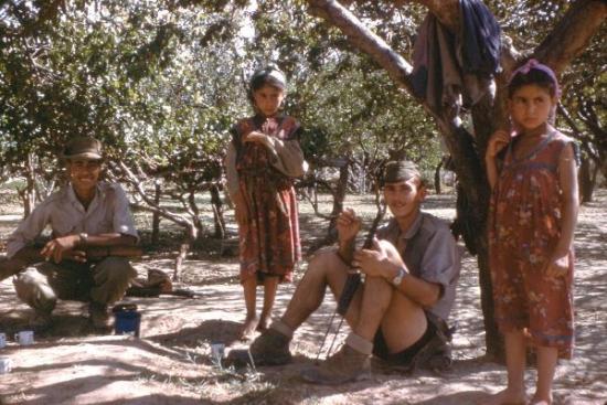 La vie au Commando Pause café dans la plaine du Boudeirhem face à la Tour Contrôle El hamma