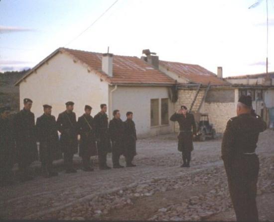 La vie au commando  Présentation de la garde de nuit à l'Adjudant Chef