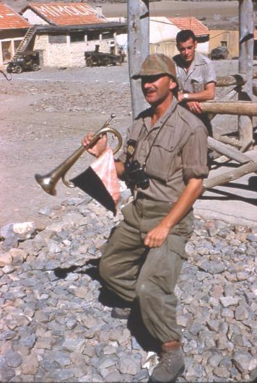 La vie au Commando Le Sergent-Major de la compagnie, derrière le serveur du Mess Ain Mimoun