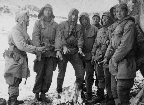 La vie au Commando ils se réchauffent l'hiver en protection de convois