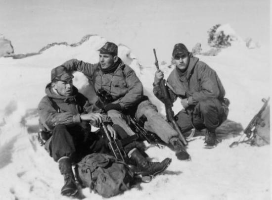 La vie au commando Sgt.Jacquet et Leveque caporal en plein neige Ain Mimoun