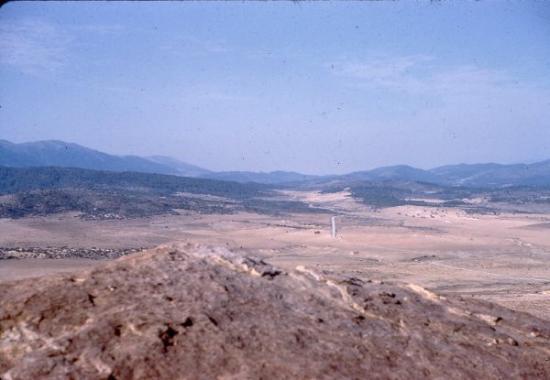 La vie au Commando La piste de Aïn-Mimoun vu de la Tour C., à gauche le  Djebel Faraoun