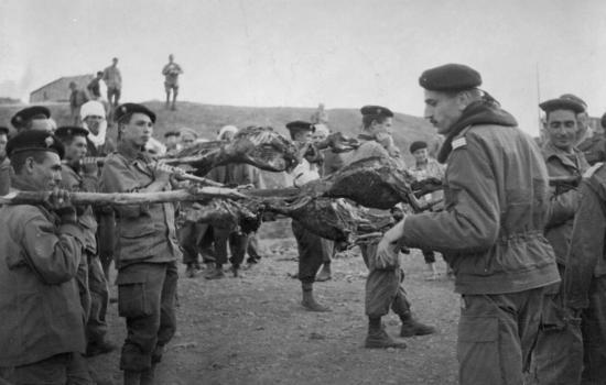 Vie au Commando  Jour de méchoui à la compagnie, le Capitaine GIRARD