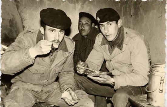 Vie au commando  Garde de nuit à la Mechta du village, à gauche HERY Robert, dans le fond un Harki