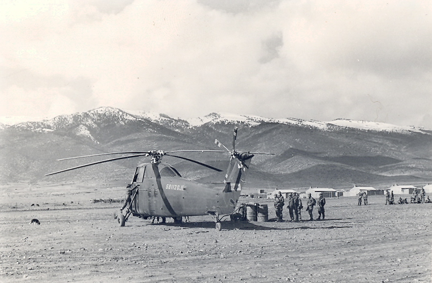 En attente héliportage 1960.Bouhmama