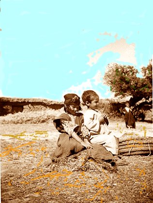 pendant la moisson les enfants s'en donnent à coeur joie.