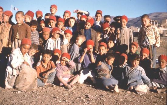 Vie au commando :Aïn-Mimoun - Les enfats du village d'Aïn-Mimoun sur le terrain de Football