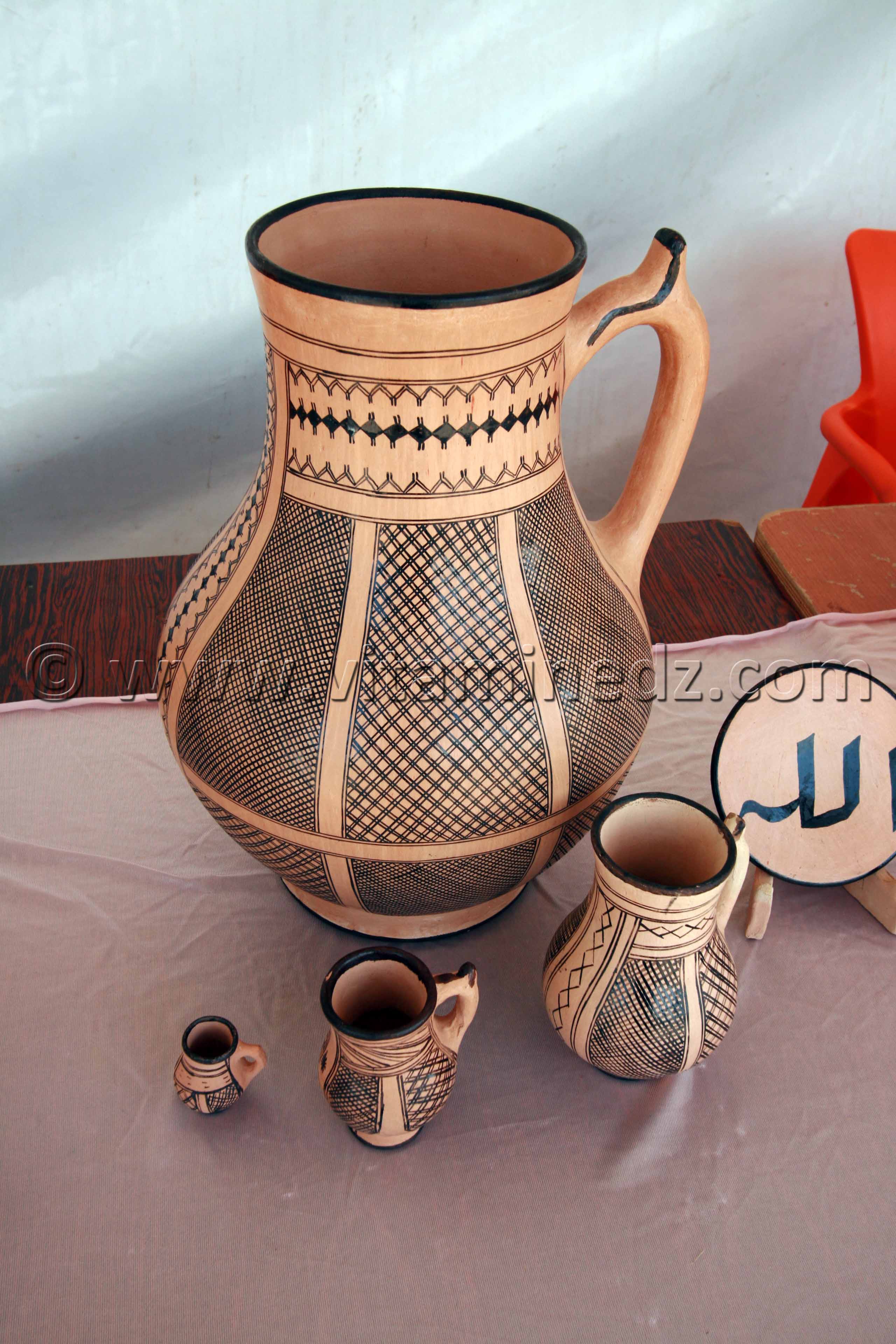 Broc typique de Bider exposé à Tlemcen