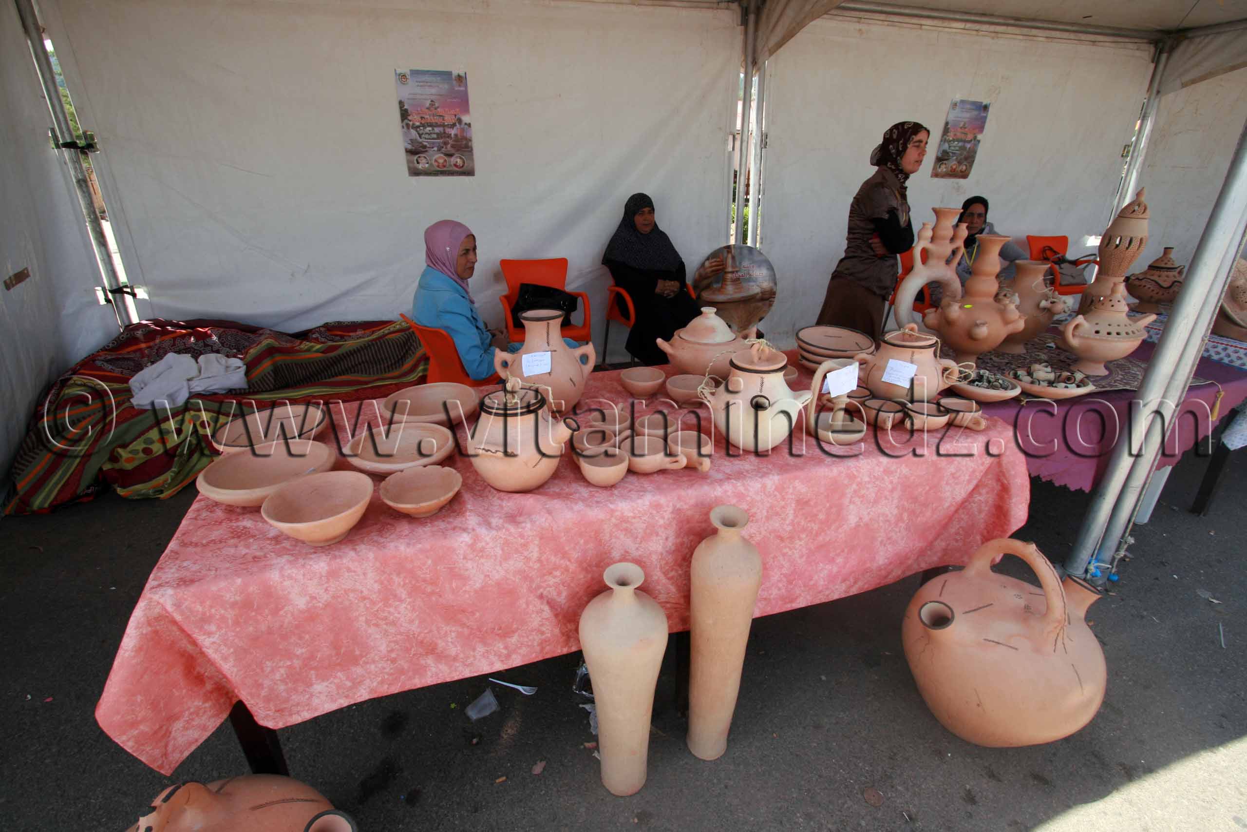 Femmes artisanes, Poterie de Bider exposée à Tlemcen