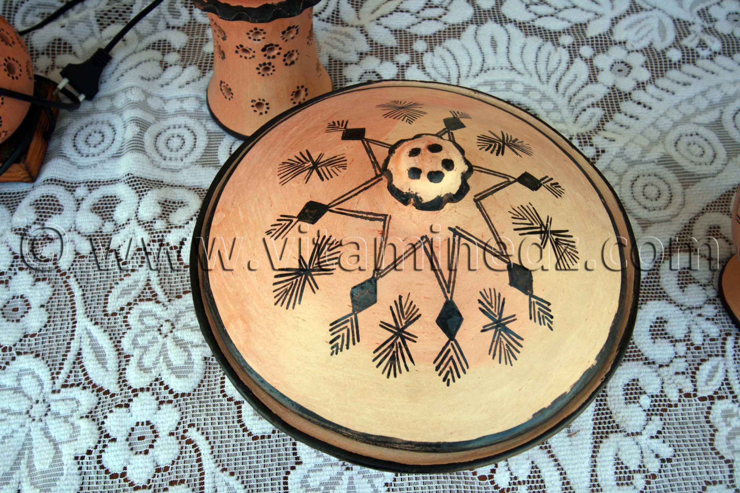 Jolis motifs berberes, Poterie de Bider exposée à Tlemcen