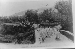 Photo Ancienne de Tlemcen  femmes revenant du cimetière