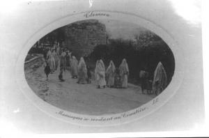 Photo Ancienne de Tlemcen  Mauresques se rendant au cimetière