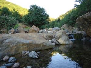 عين ميمون منطقة سياحية جميلة جدا بانهارها وجبالها واهلها طامزة