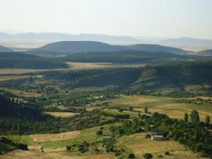 عين ميمون منطقة سياحية جميلة جدا بانهارها وجبالها واهلها طامزة