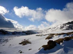 اللثلوج تغطي جبل شليا في فصل الشتاء