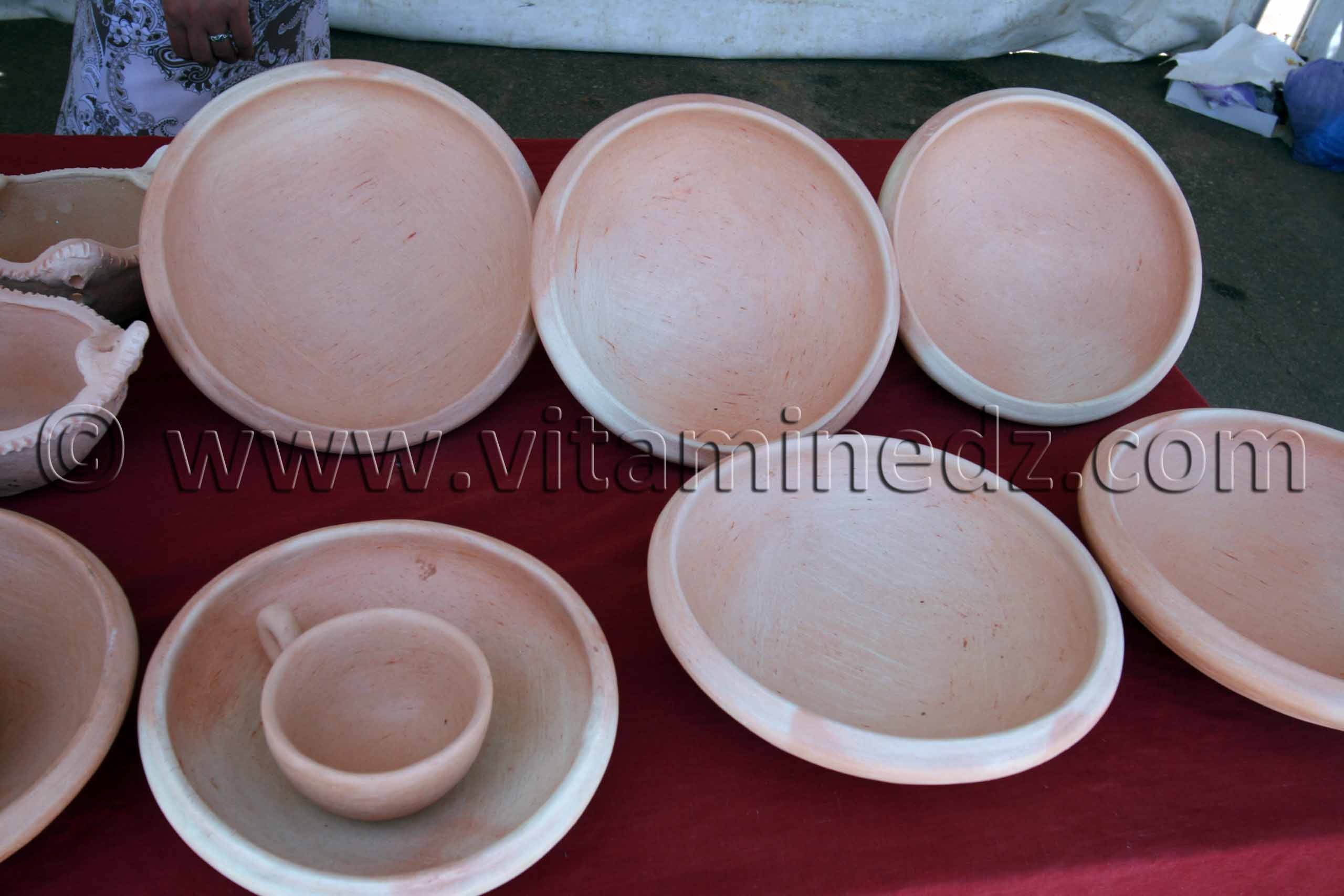Tajnes en terre cuite ; Poterie de Bider exposée à Tlemcen