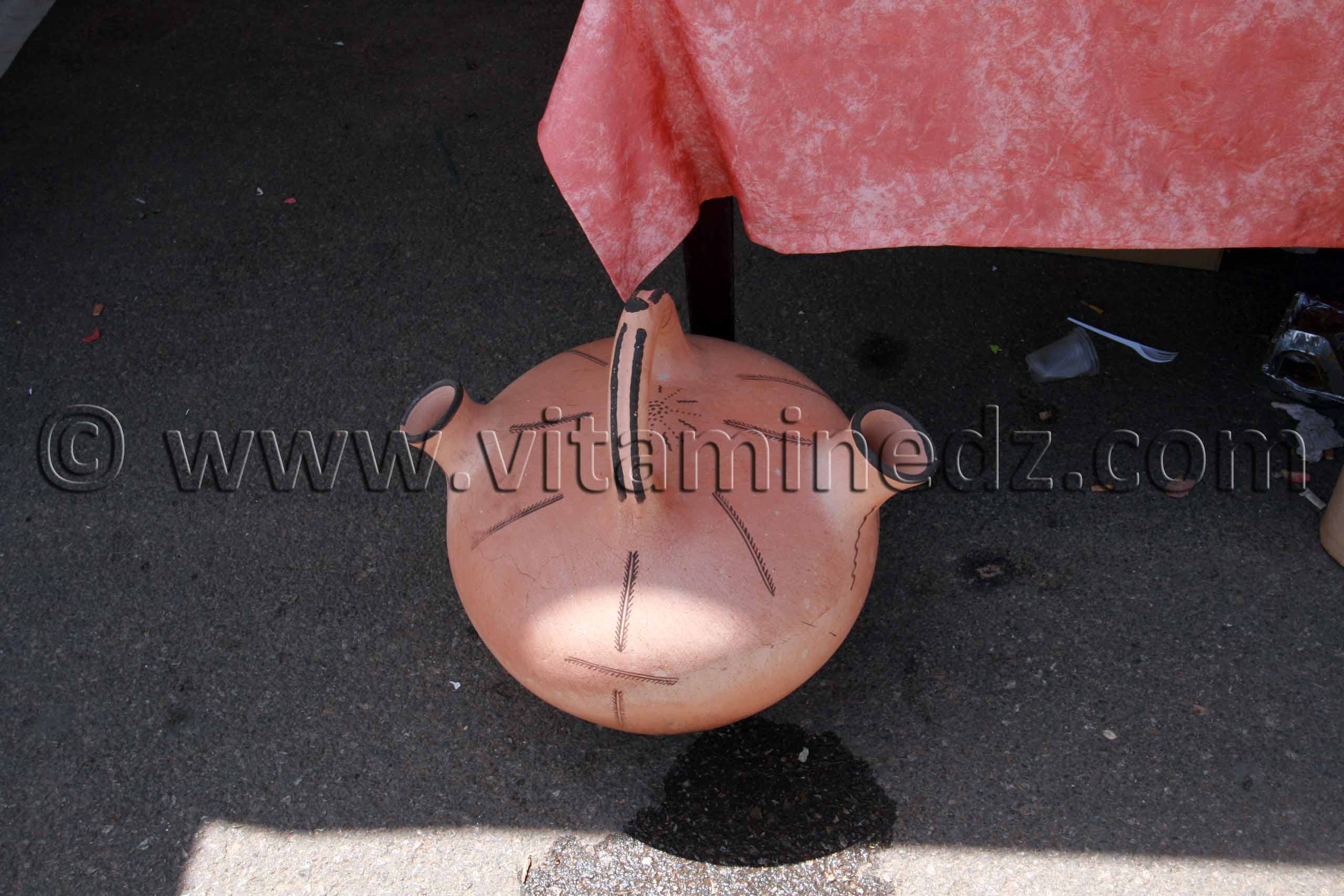 Grosse jarre, Poterie de Bider exposée à Tlemcen