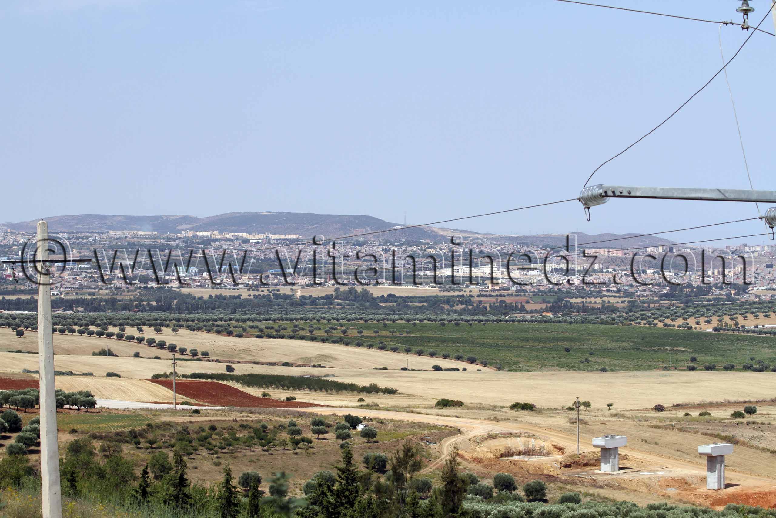 Photo Tlemcen vue de Oum El Oulou, on y voit la nouvelle voie ferrée en construction