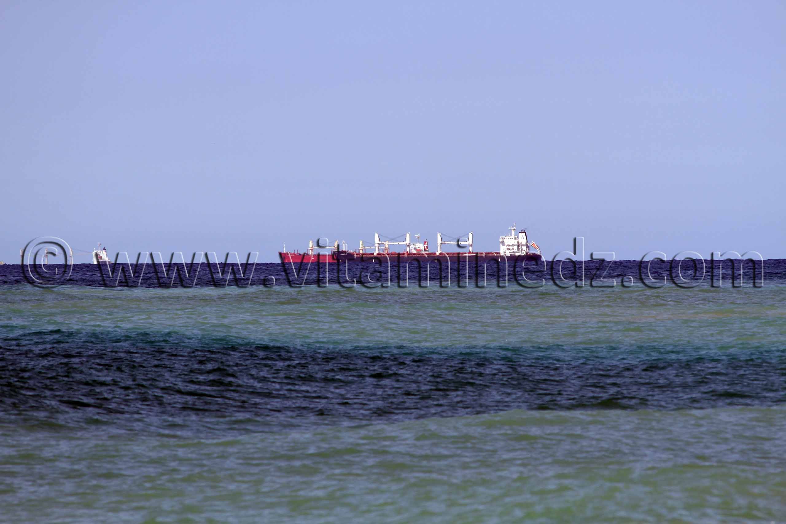 Bateau de marchandises en attente d'accoster à Ghazaouet