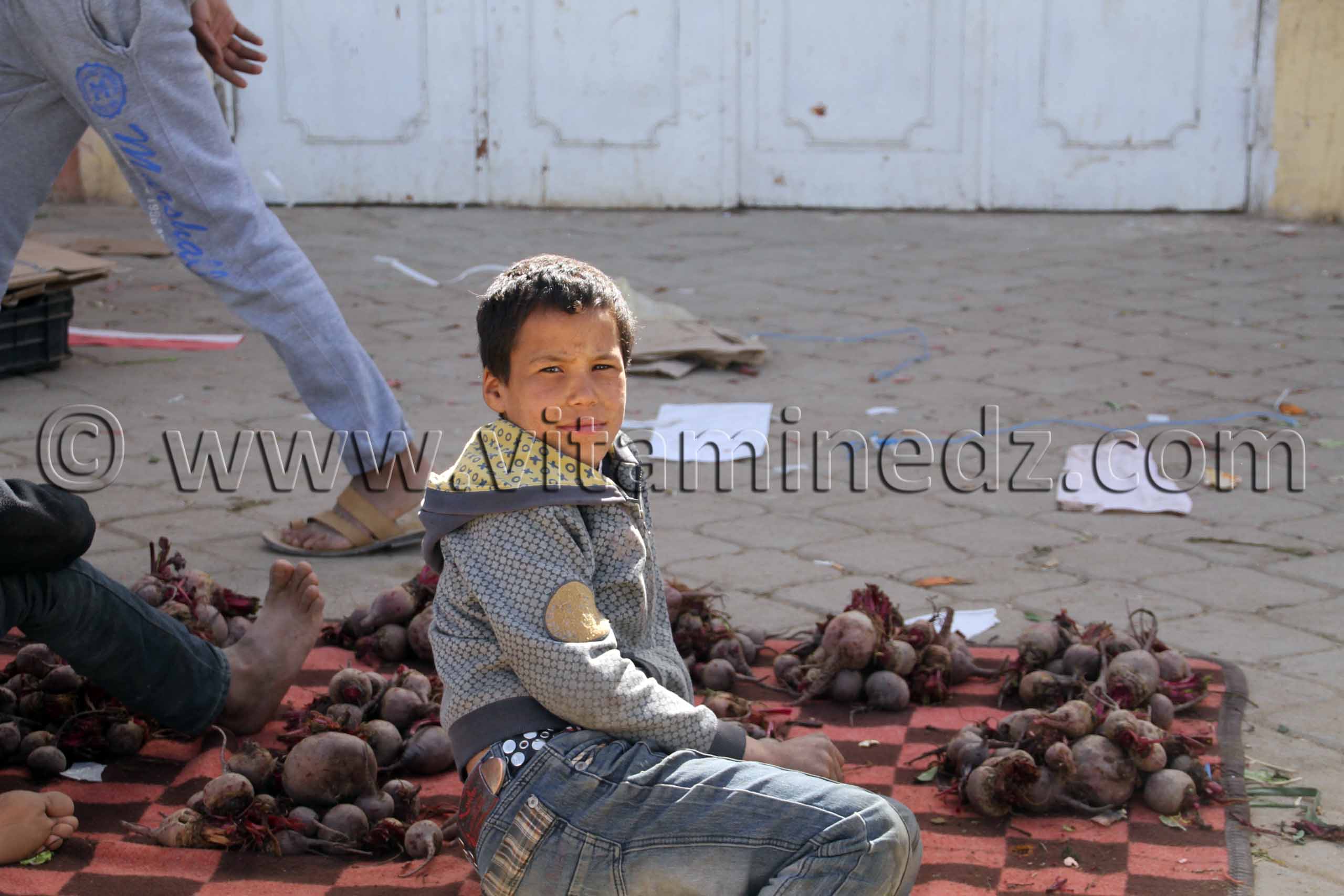 Marché de Tamanrasset  petit vendeur de betteraves