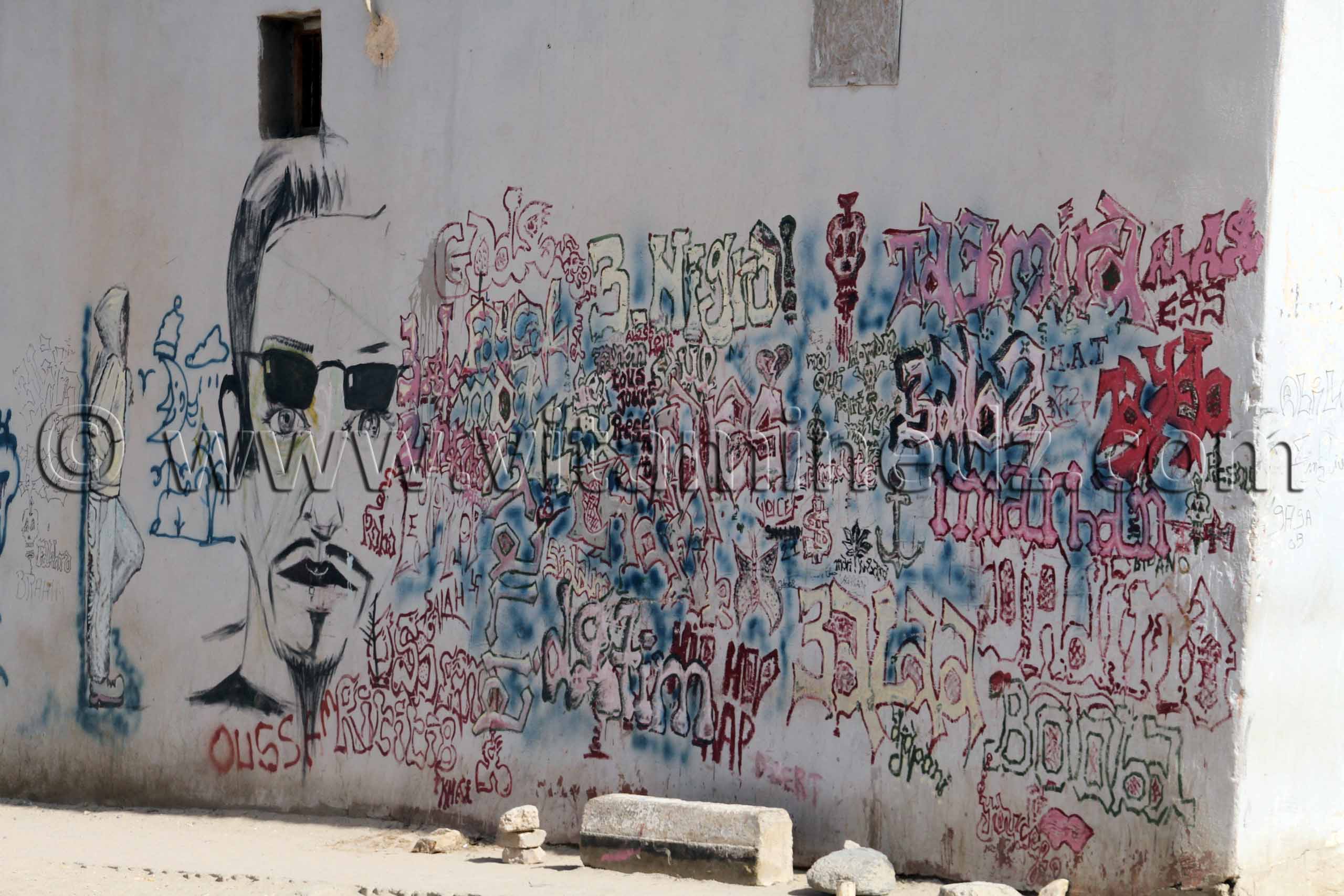 Grafittis sur un mur à Tamanrasset