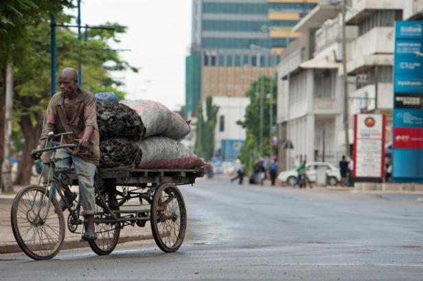 Afrique - A Dar es Salaam (Tanzanie), les cyclistes cherchent leur voie