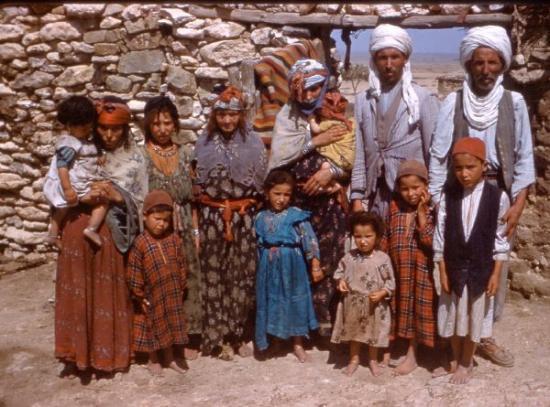 Une famille au complet douar bouderham face aux soldats