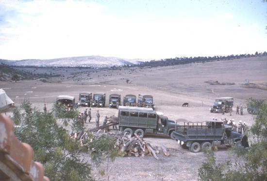 جمع الحطب للتدفئة نظرا لبرودة المنطقة -شليا -