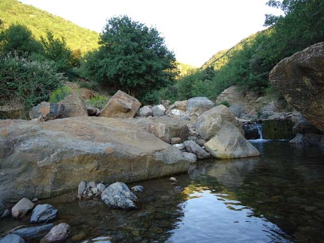 عين ميمون منطقة سياحية جميلة جدا بانهارها وجبالها واهلها طامزة