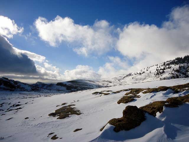 اللثلوج تغطي جبل شليا في فصل الشتاء