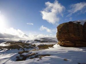 اللثلوج تغطي جبل شليا في فصل الشتاء