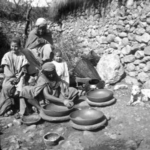 الحياة البسيطة عند المرأة الشاوية كيف تساعد الرجل ابان الاحتلال بناحية حنشلة