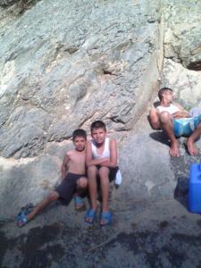 الاطفال يرتعشون من شدة برودة  مياه حوض السباحة بالماء لكحل الكانتينة يابوس