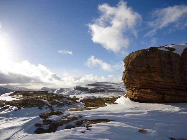 اللثلوج تغطي جبل شليا في فصل الشتاء