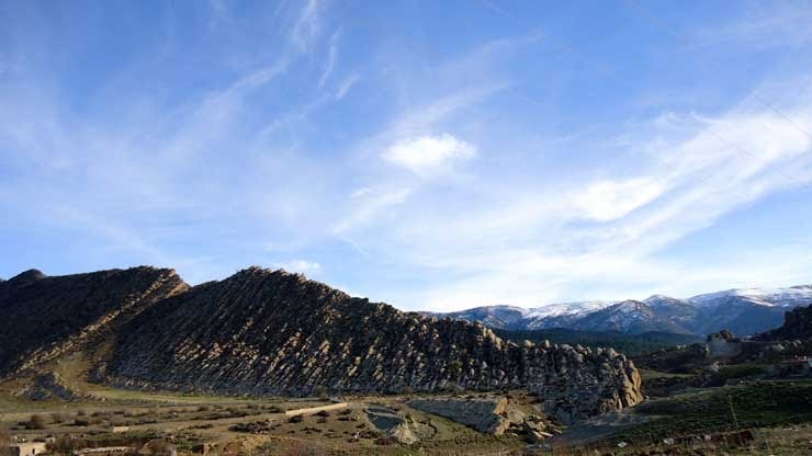 جبل فذرة اسفله المقبرة الاسلامية لمصاير والمشجد العتيق يابوس