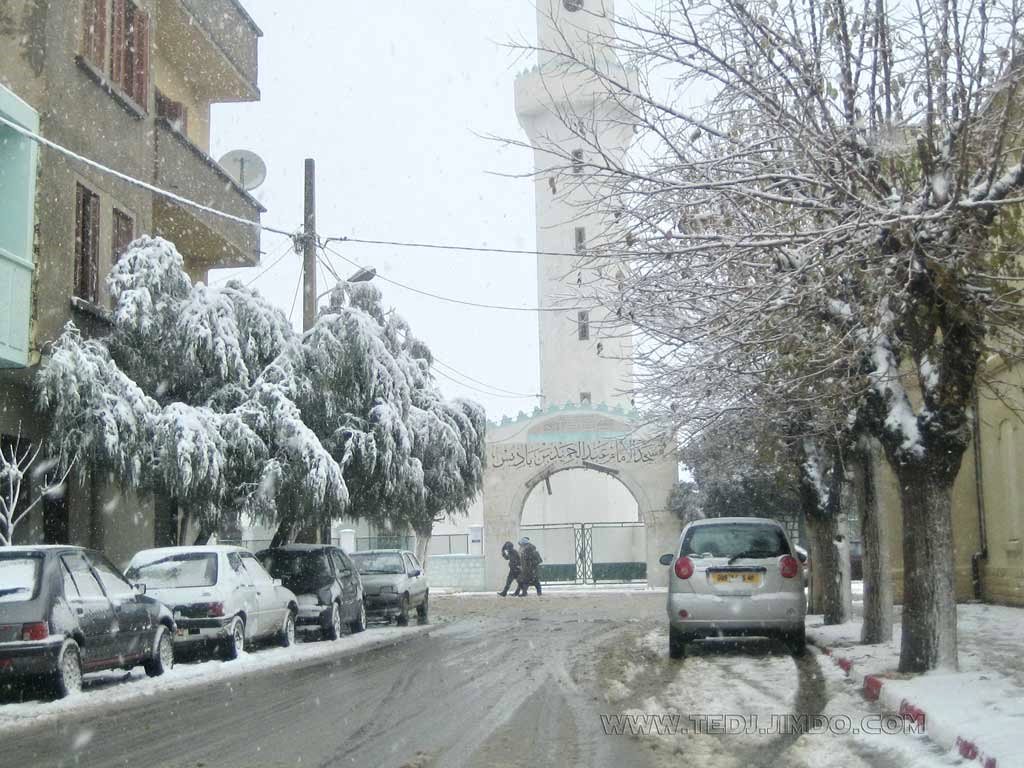 مسجد الشيخ عبد الحميد بن باديس وسط مدينة حنشلة كان كنيسة واليوم الحمد لله مسجد واي مسجد