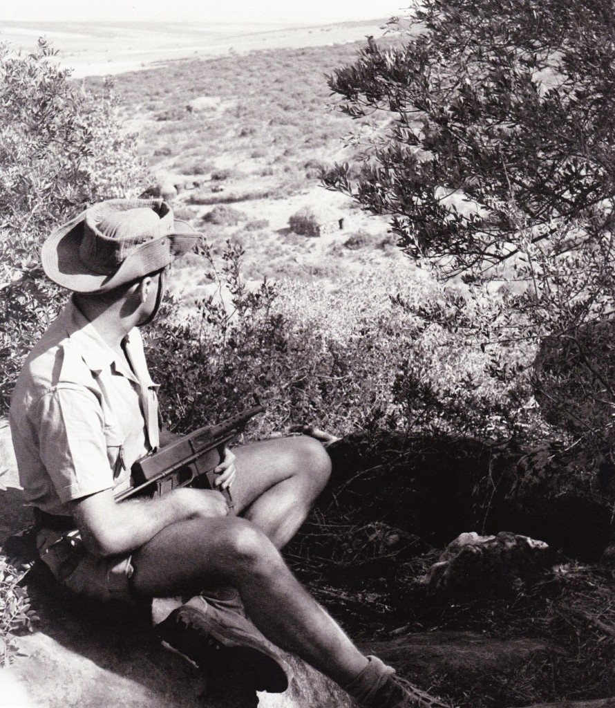 جندي العدو في الحراسة بمنطقة بوحمامة