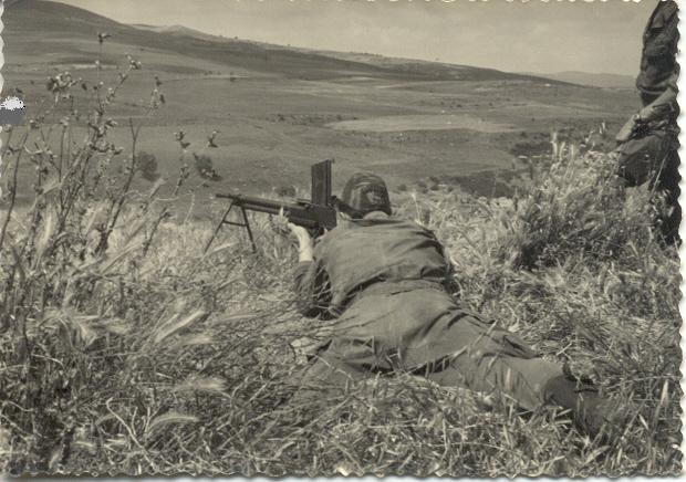 الحركي محمد مسيمي في وضعية الرمي رشاش  ف.م بنواحي خنشلة