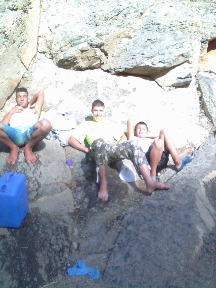 الاطفال يرتعشون من شدة برودة  مياه حوض السباحة بالماء لكحل الكانتينة يابوس