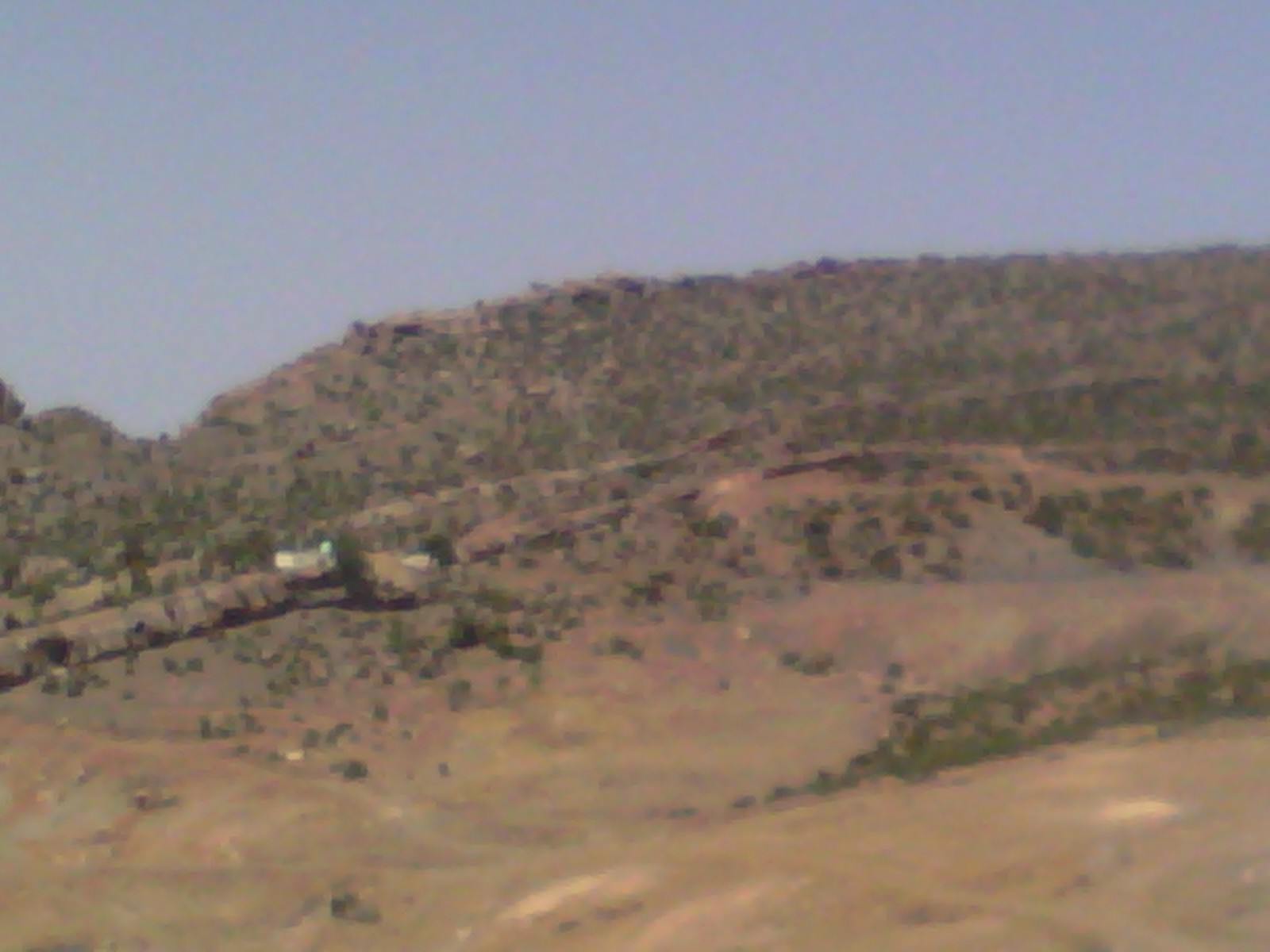 في اعلى الجبل تظهر لك زاؤية احمد اوبلعباس والمقبرة بفم تاغريست المكان المخصص لانجاز السد العظيم