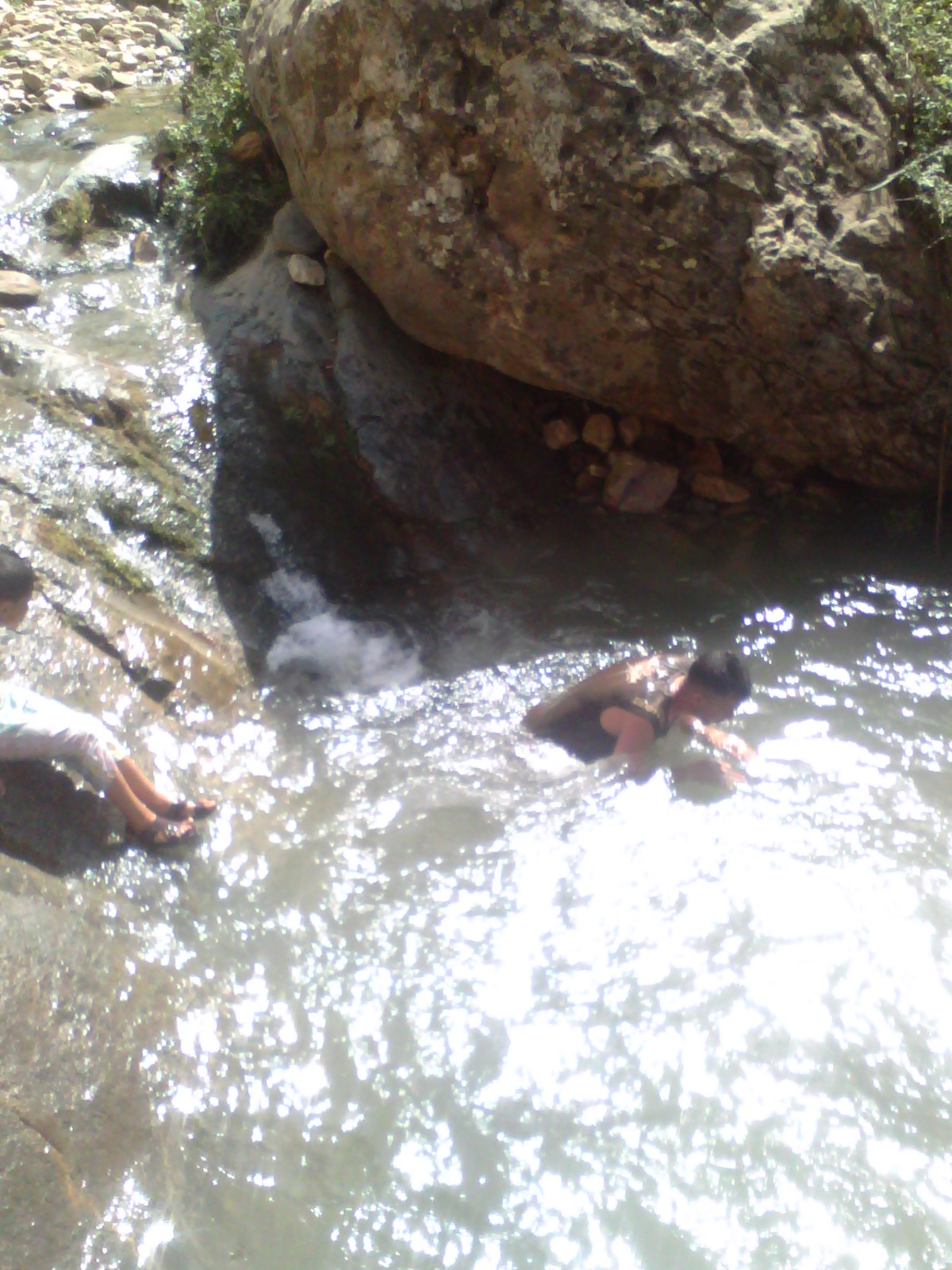 الناس من جميع الاعمار يسبحون بهذه المياه الباردة  النظيفة في الهواء الطلق بالماء لكحل الكانتينة