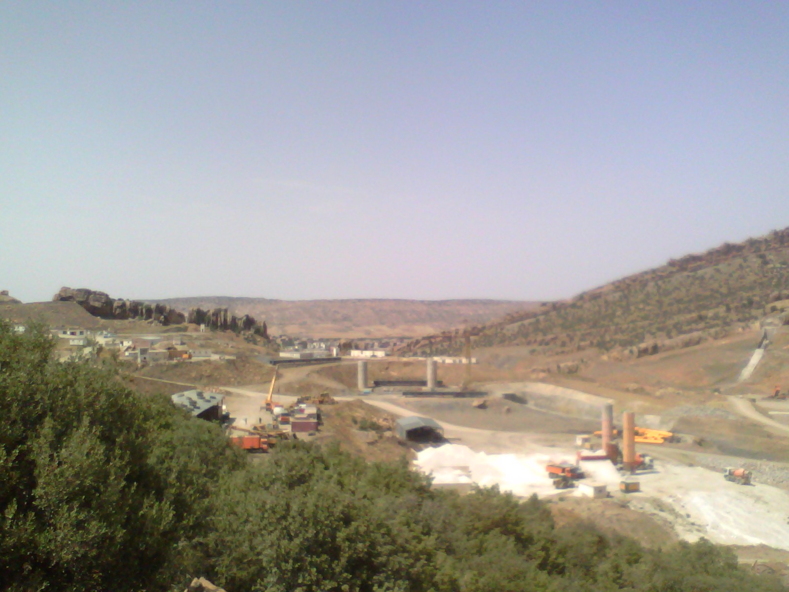 Khenchela :  le chantier d’un barrage de 7.5 millions de m3 à foum tagharist yabous