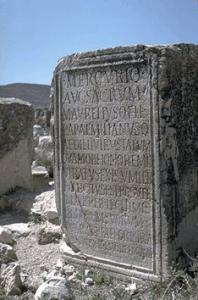Inscription latine d'époque romaine visible à Zana