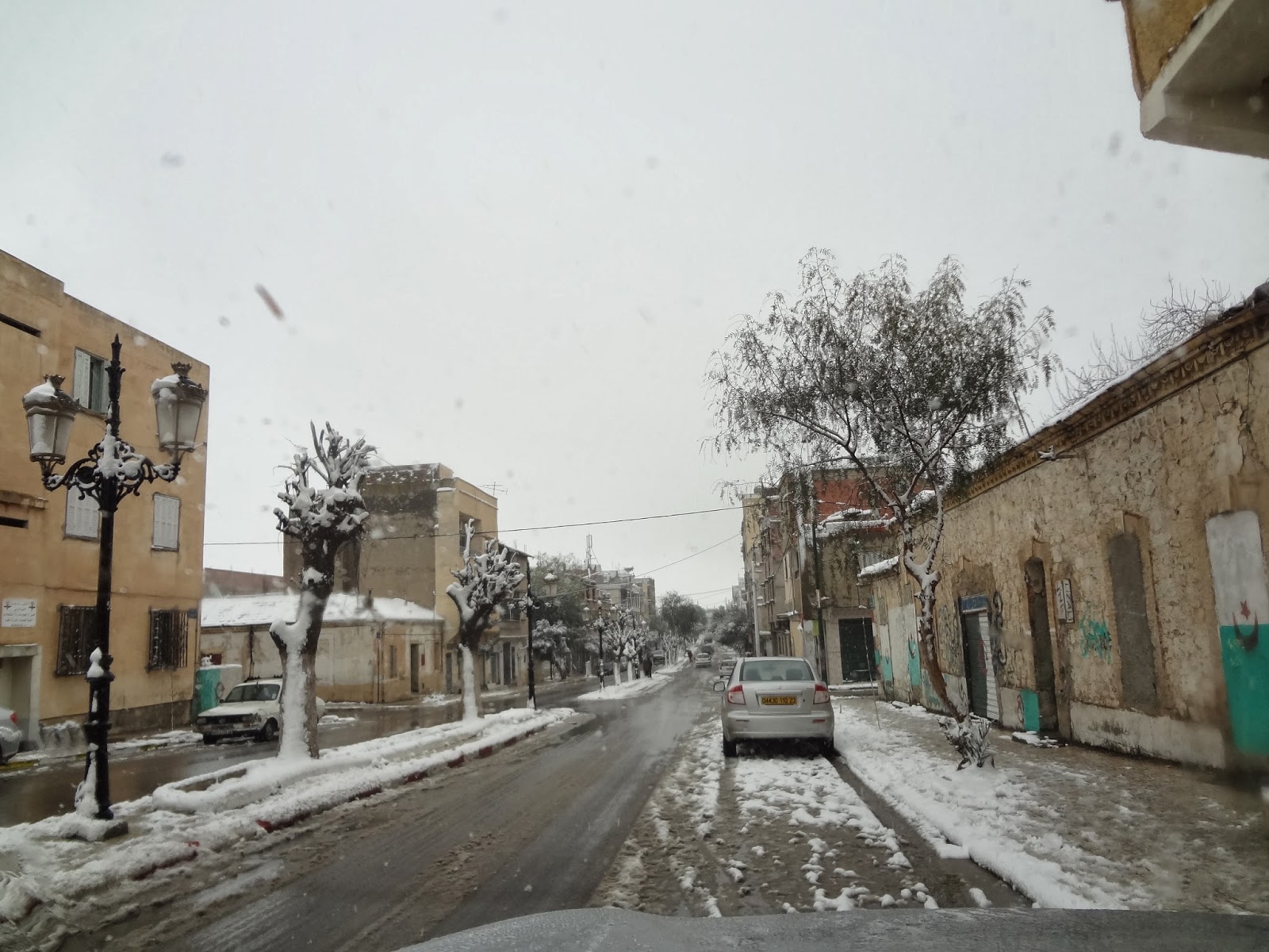 La ville de khenchela couverte de neige