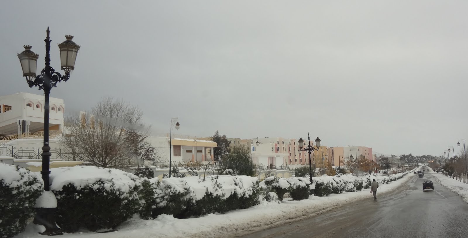 La ville de khenchela couverte de neige route de batna