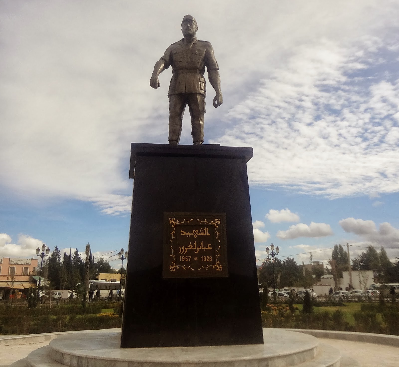 ساحة الشهيد عباس لغرور بوسط مدينة خنشلة المجاهدة