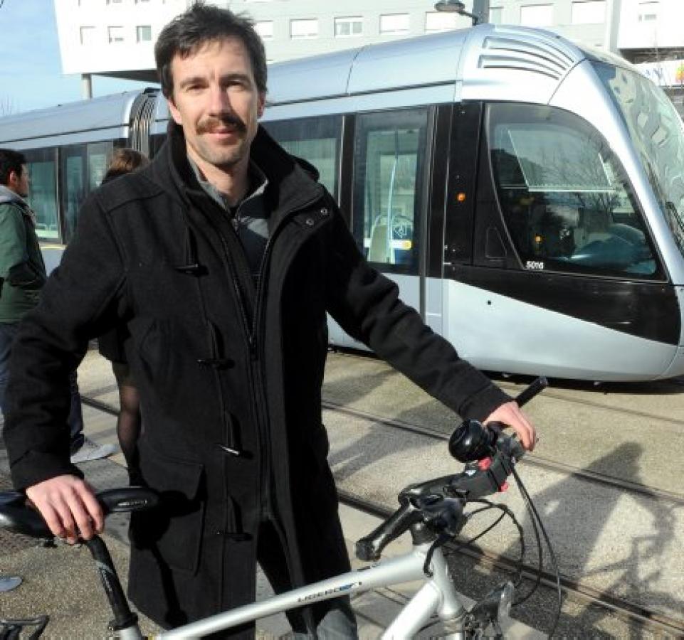 Planète - France:  Ecologistes et cyclistes manifestent contre la voiture